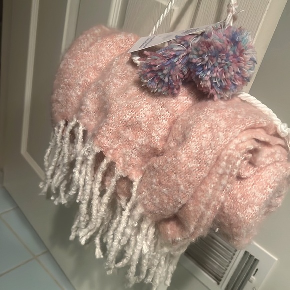 Recycled Polyester Throw Blanket from Bed Bath & Beyond never unraveled/used - Picture 3 of 4